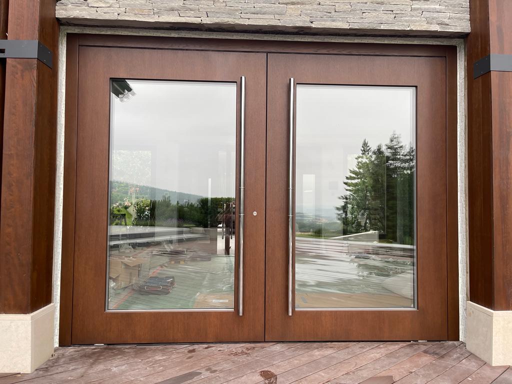 Drzwi na zawiasie Pivot, Producent drzwi zewnętrznych, okien, stolarki drewnianej